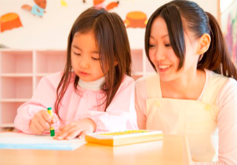 高知県香南市の美容室内託児ルーム保育士の求人情報の写真